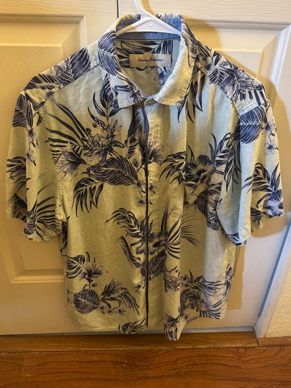 Tommy Bahama Blue Floral 100% SILK Top 
One pocket Button up Size Mens M
